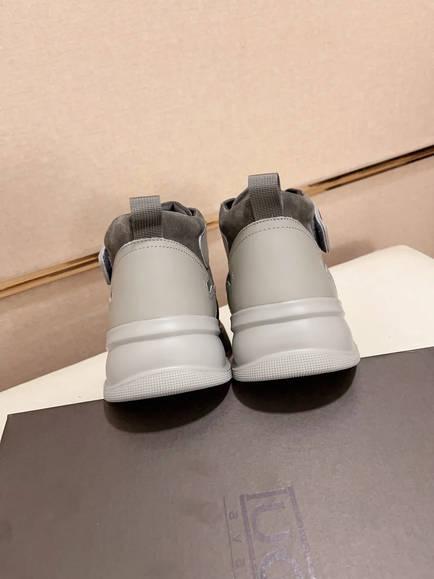 Factory Price: 380 Men's Men's Shoes💰North American Men's Shoes Ugg ☃️In the special sale of new high-quality men's shoes and snow boots in autumn and winter, the nemesis of extreme cold weather! Made of cowhide leather, merino wool lining, and original outsole, whether driving, outdoor or daily wear, there is always one that suits you! Code number 39-44